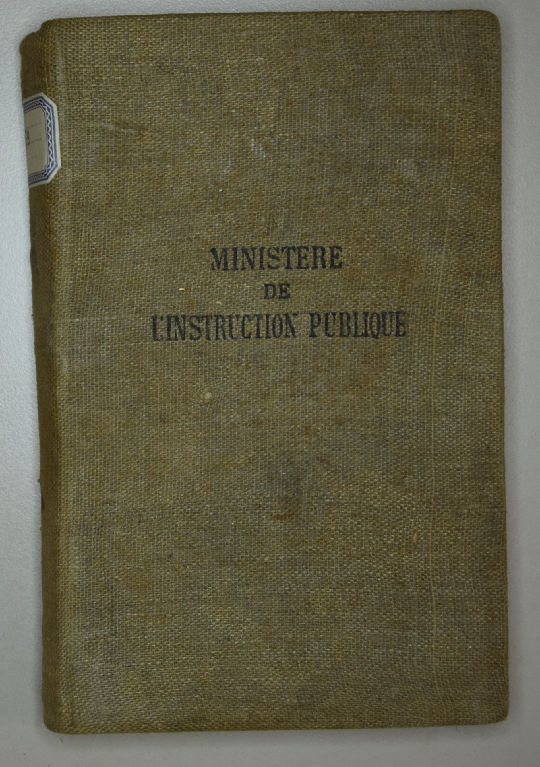 Livre portant l'inscription « Ministère de l'Instruction publique » sur son plat supérieur. L'aide de l'État aux bibliothèques scolaires et populaires se traduisaient par des concessions de livres. Livre portant l'inscription « Ministère de l'Instruction publique » sur son plat supérieur. L'aide de l'État aux bibliothèques scolaires et populaires se traduisaient par des concessions de livres.